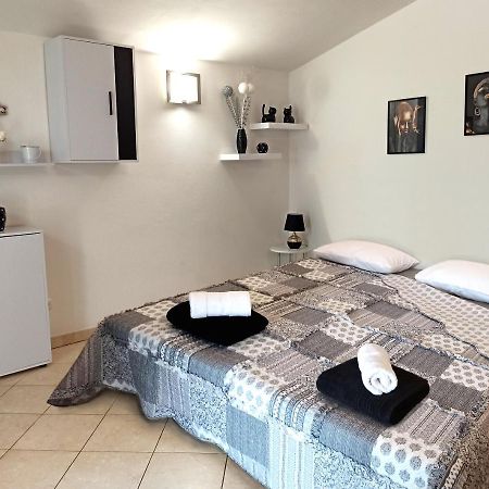 Apartman Dora พูลา ภายนอก รูปภาพ