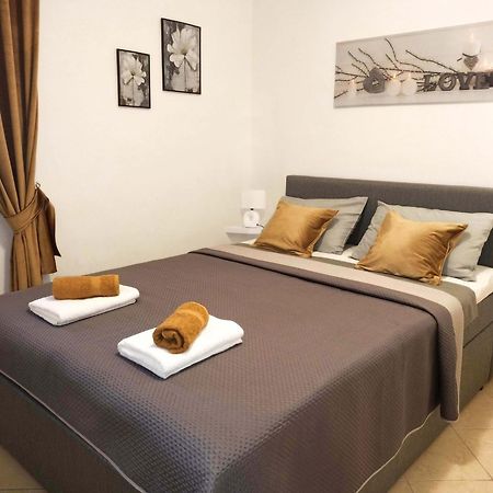 Apartman Dora พูลา ภายนอก รูปภาพ