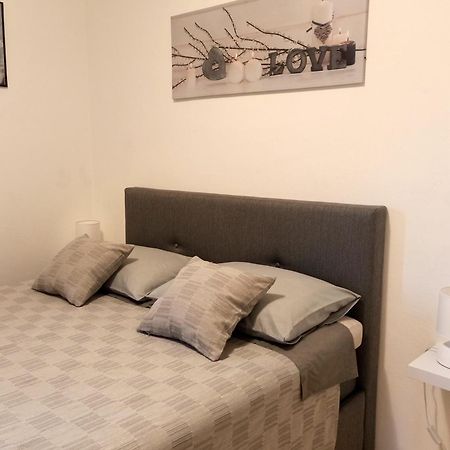 Apartman Dora พูลา ภายนอก รูปภาพ
