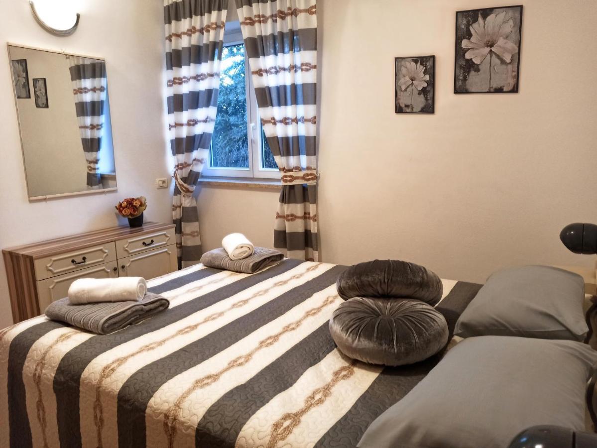 Apartman Dora พูลา ภายนอก รูปภาพ