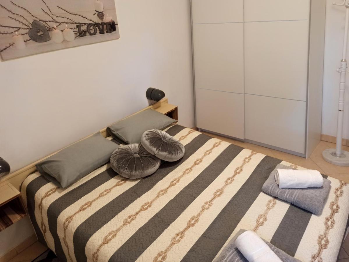 Apartman Dora พูลา ภายนอก รูปภาพ