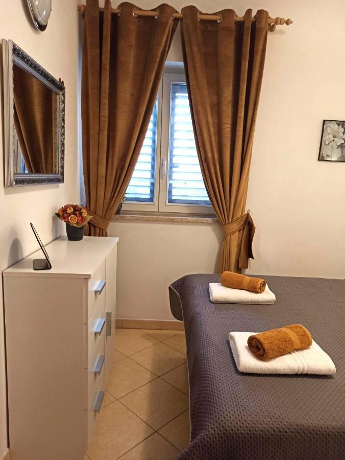 Apartman Dora พูลา ภายนอก รูปภาพ