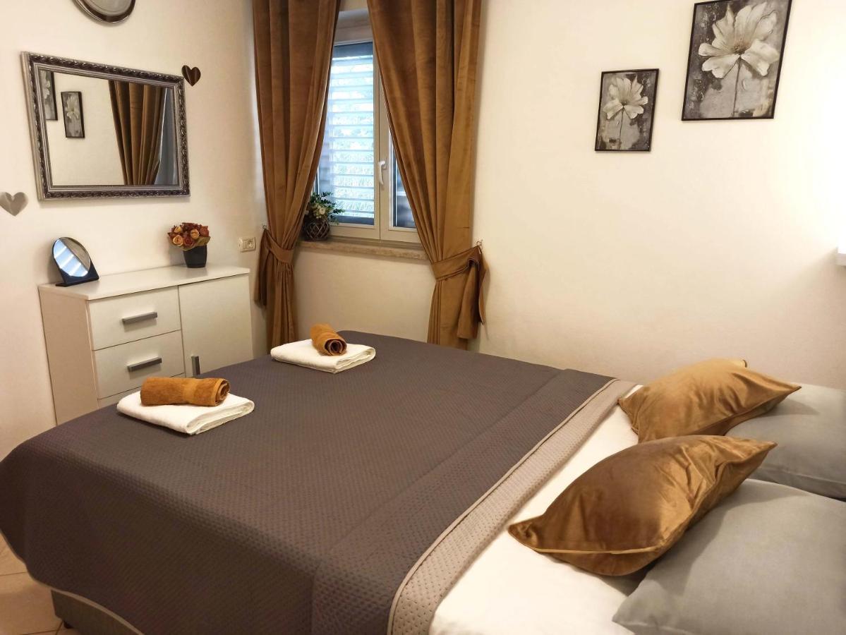 Apartman Dora พูลา ภายนอก รูปภาพ
