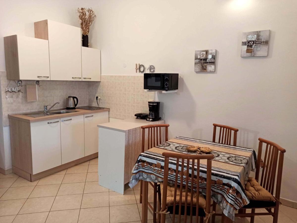 Apartman Dora พูลา ภายนอก รูปภาพ