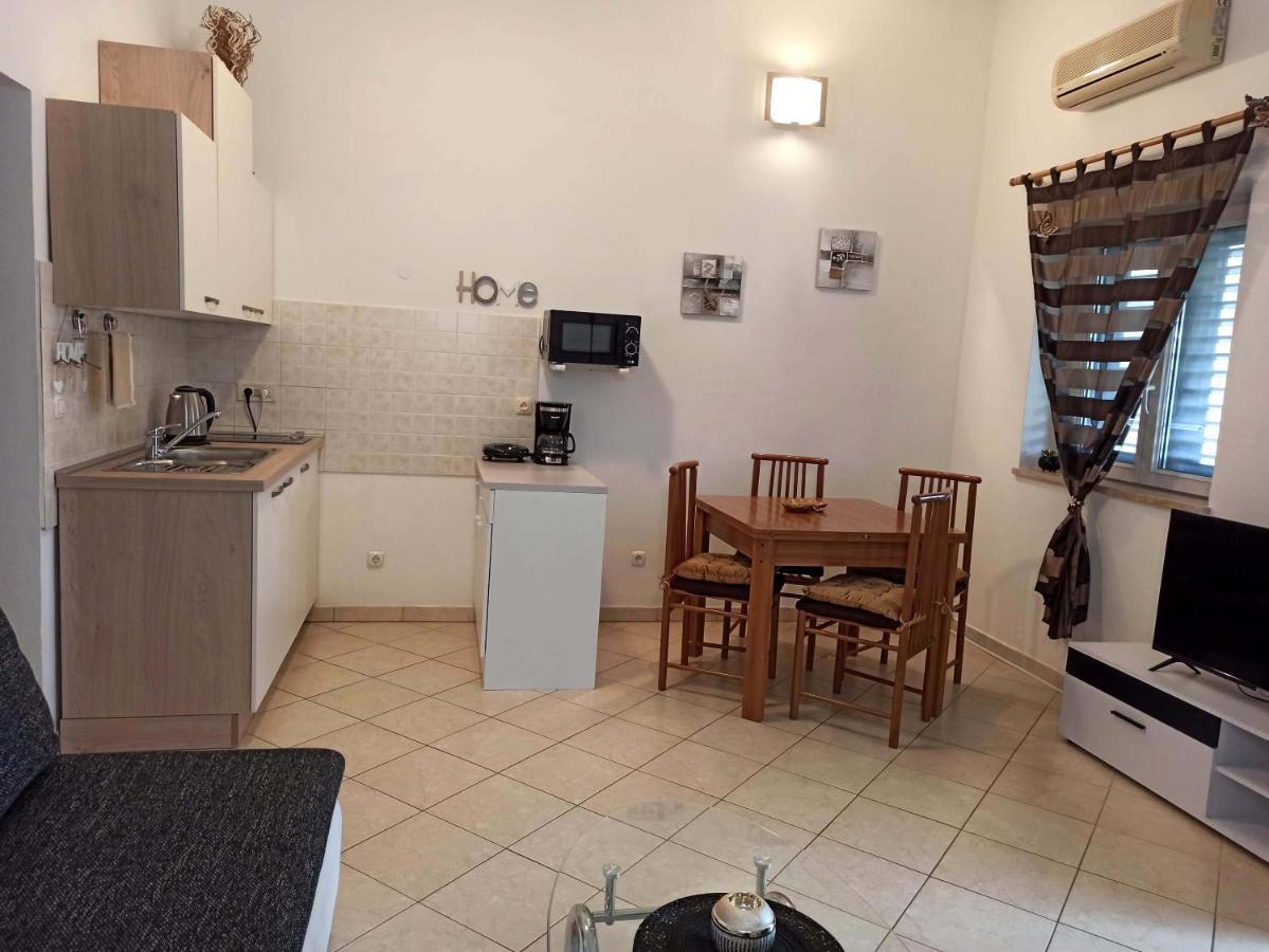 Apartman Dora พูลา ภายนอก รูปภาพ