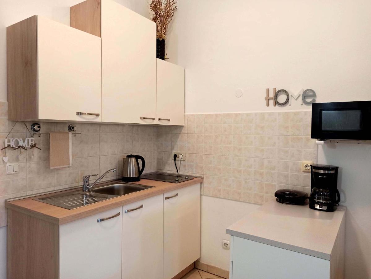 Apartman Dora พูลา ภายนอก รูปภาพ