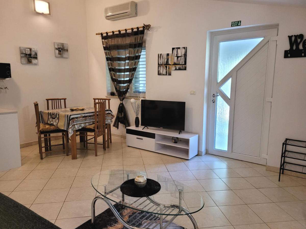 Apartman Dora พูลา ภายนอก รูปภาพ