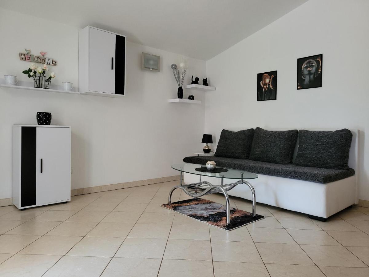 Apartman Dora พูลา ภายนอก รูปภาพ