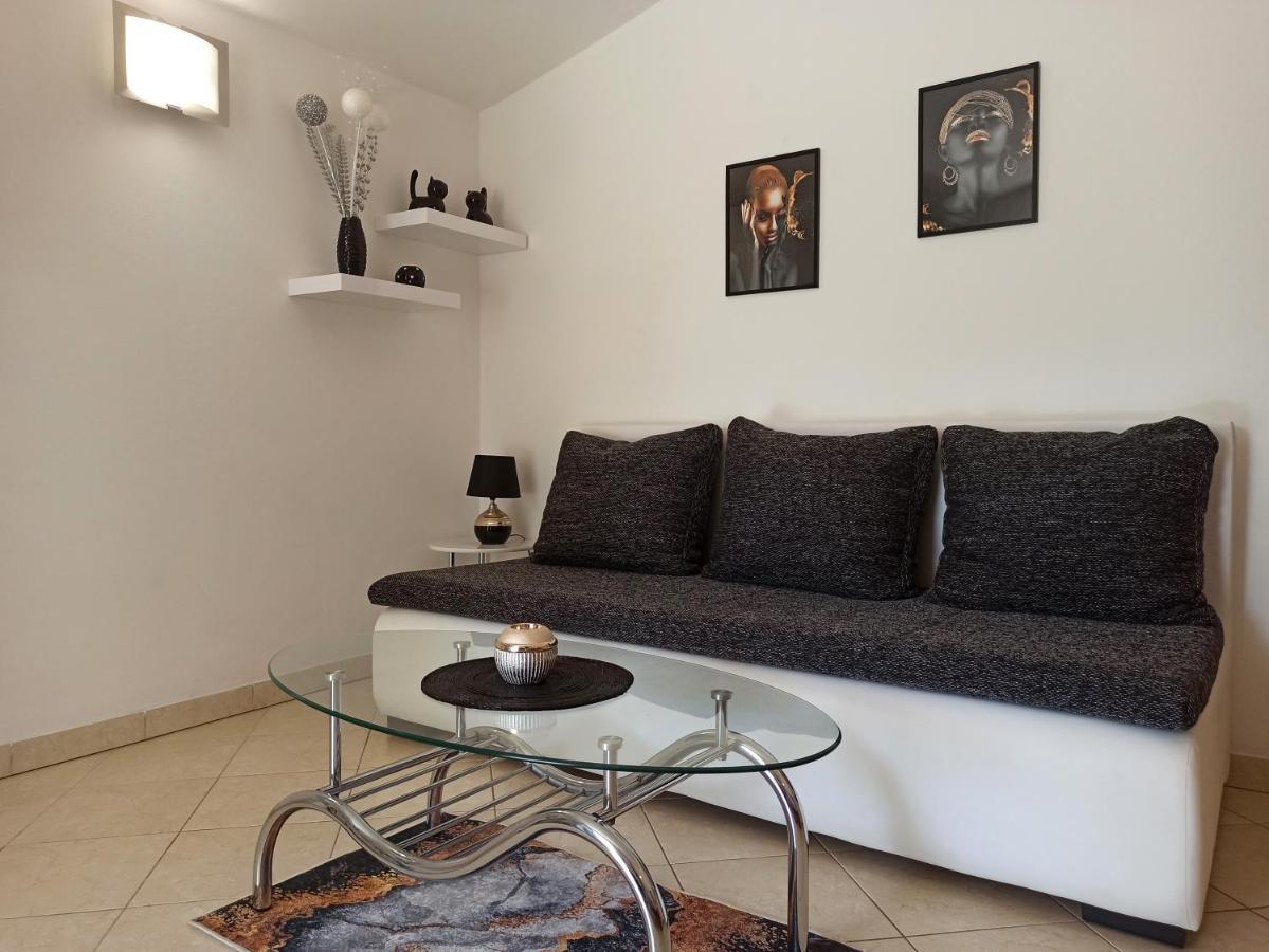 Apartman Dora พูลา ภายนอก รูปภาพ