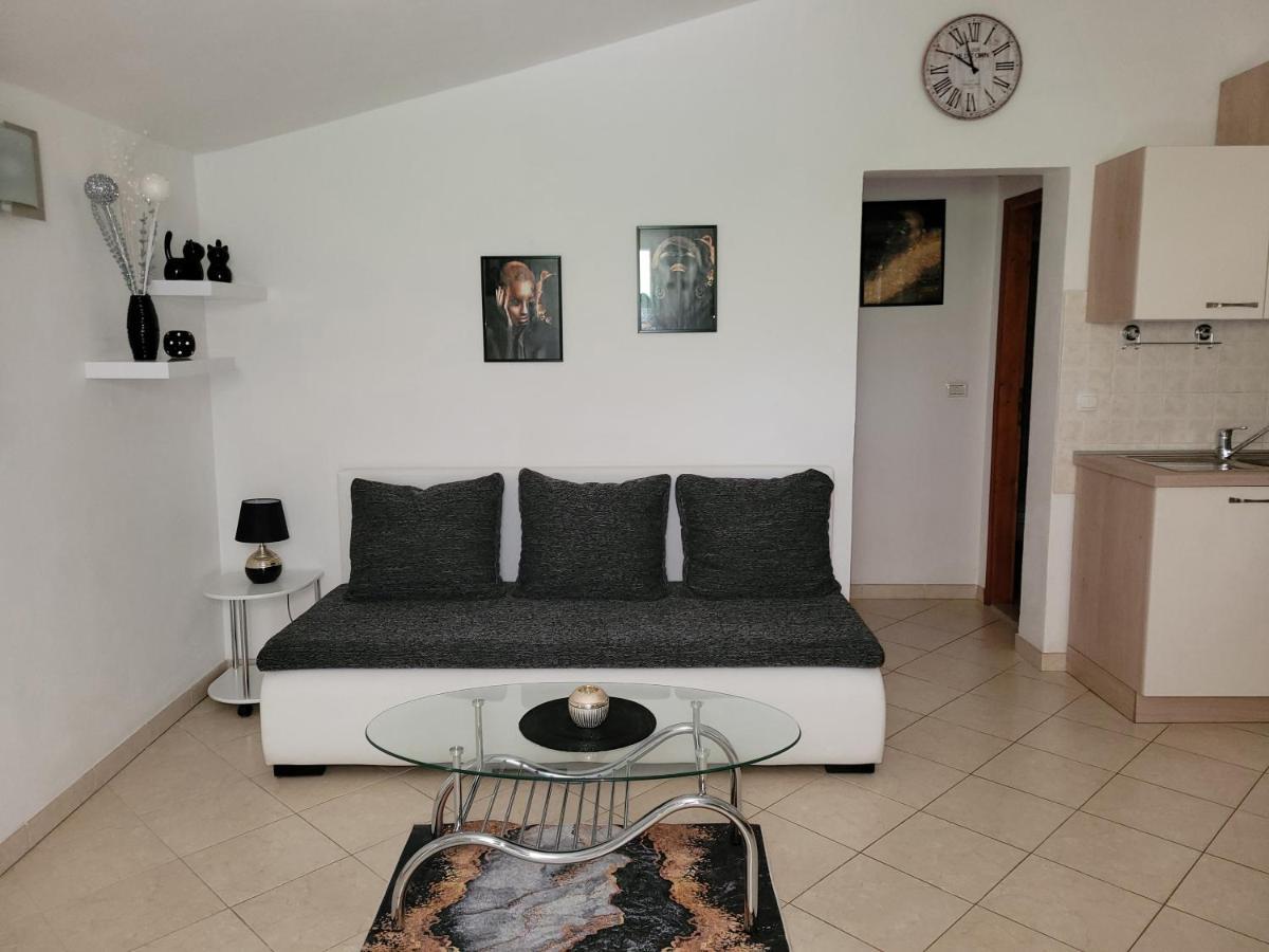 Apartman Dora พูลา ภายนอก รูปภาพ