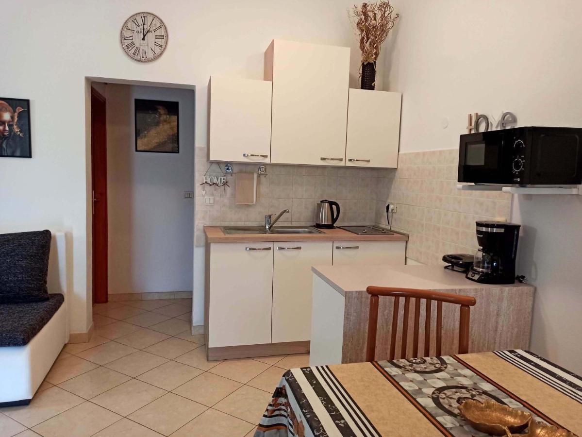 Apartman Dora พูลา ภายนอก รูปภาพ