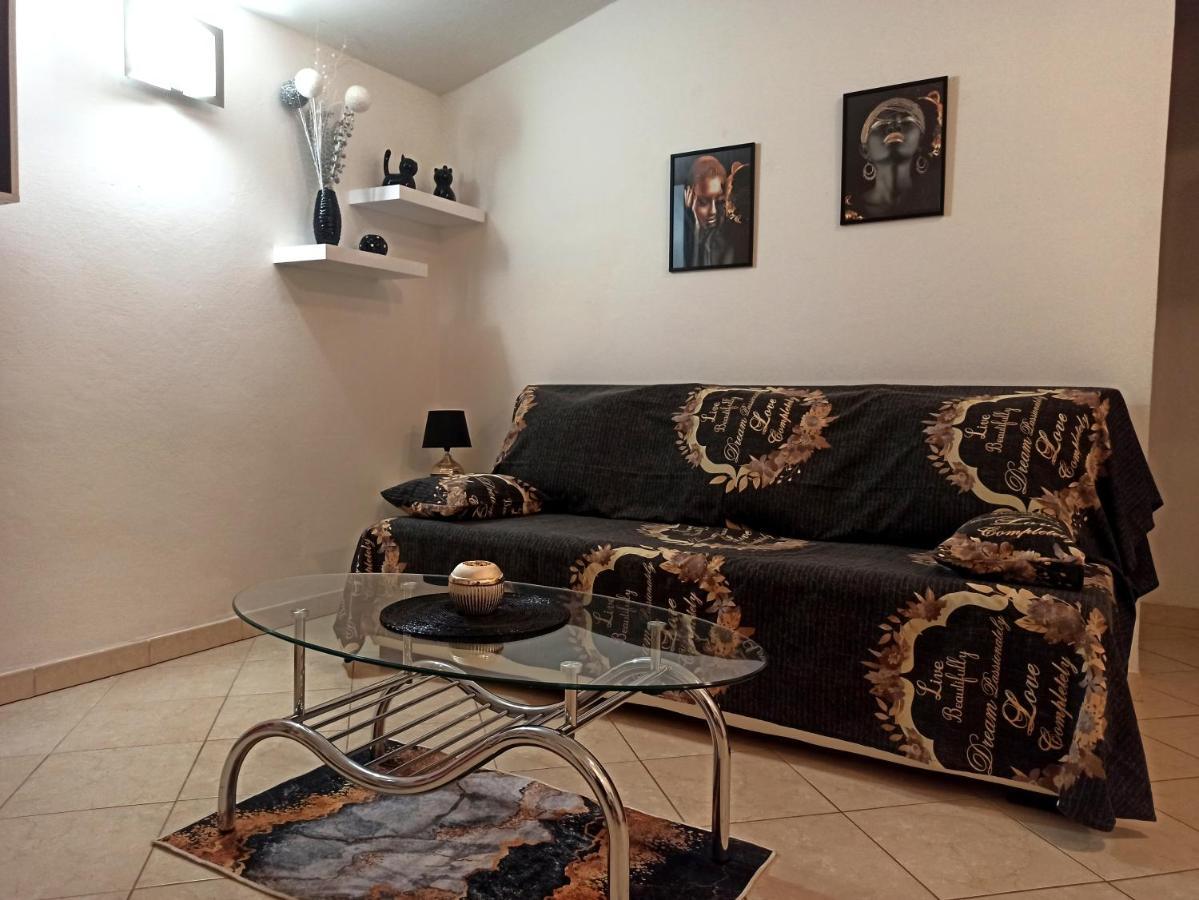 Apartman Dora พูลา ภายนอก รูปภาพ