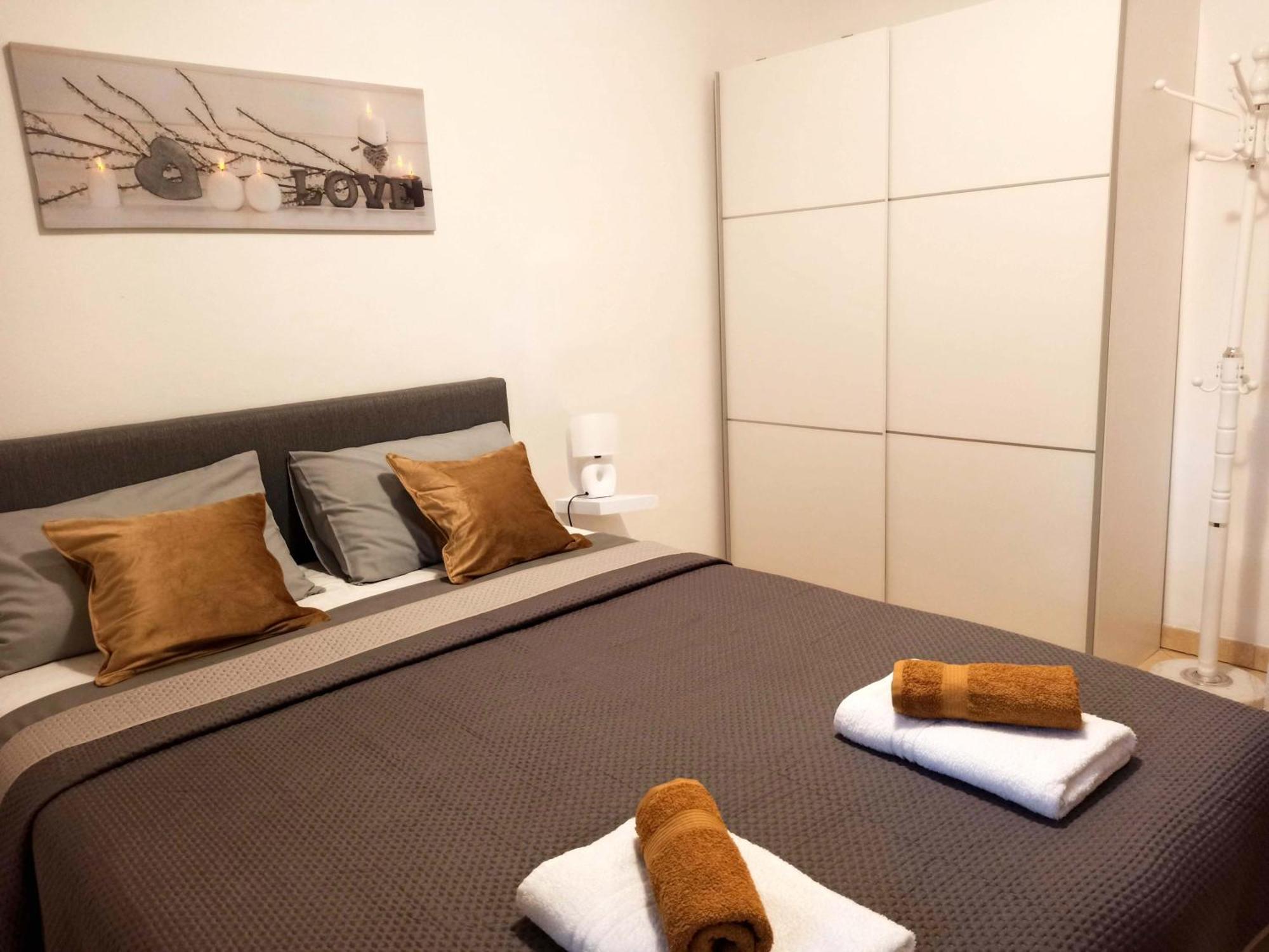 Apartman Dora พูลา ภายนอก รูปภาพ
