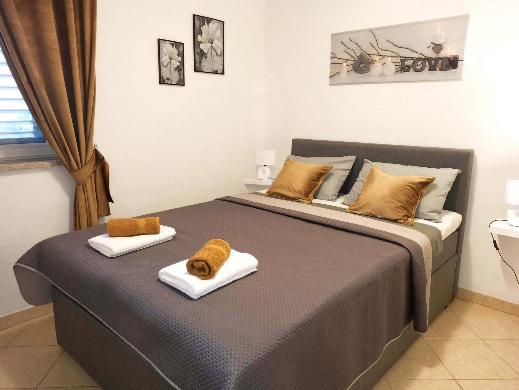 Apartman Dora พูลา ภายนอก รูปภาพ