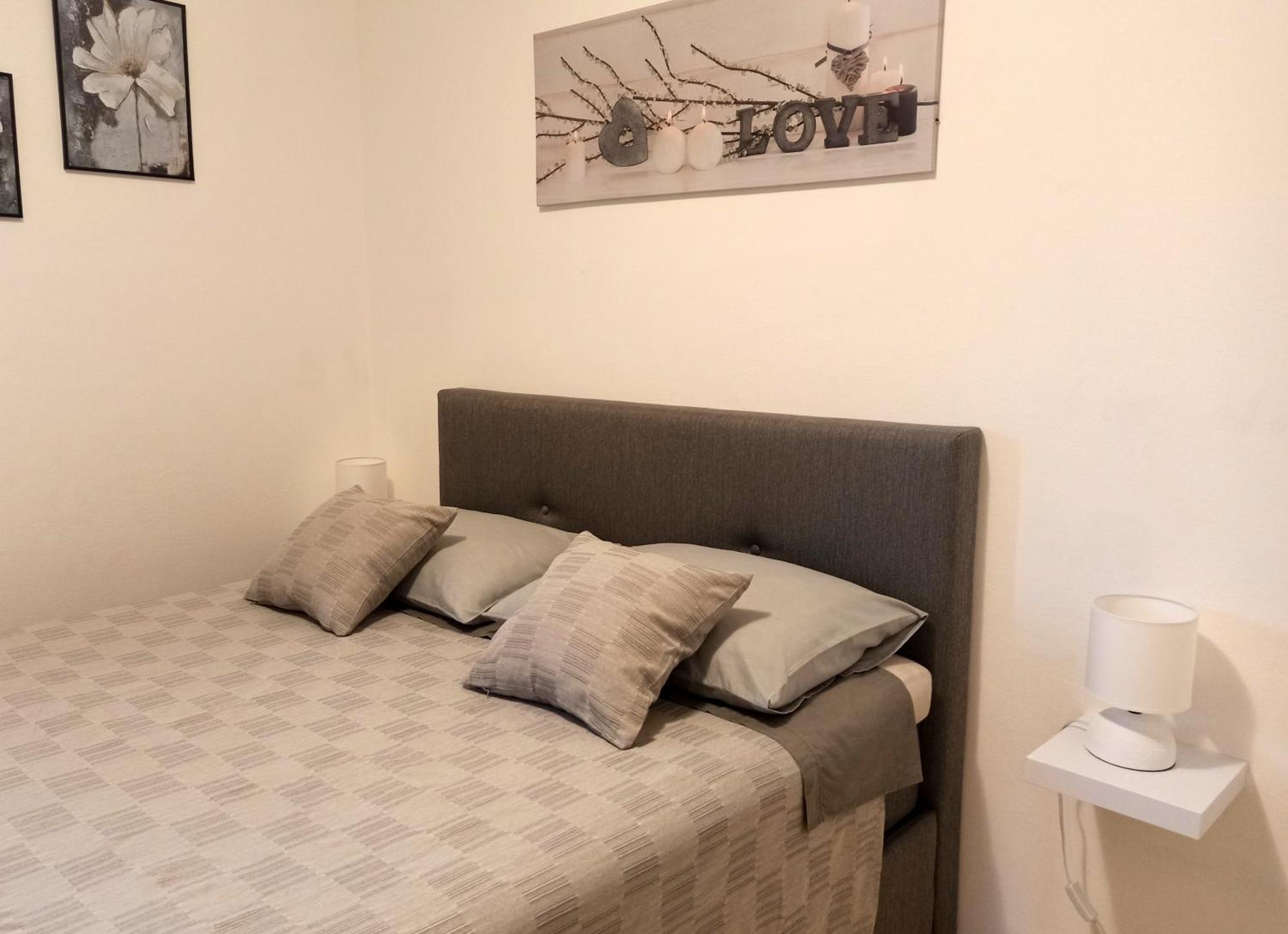 Apartman Dora พูลา ภายนอก รูปภาพ